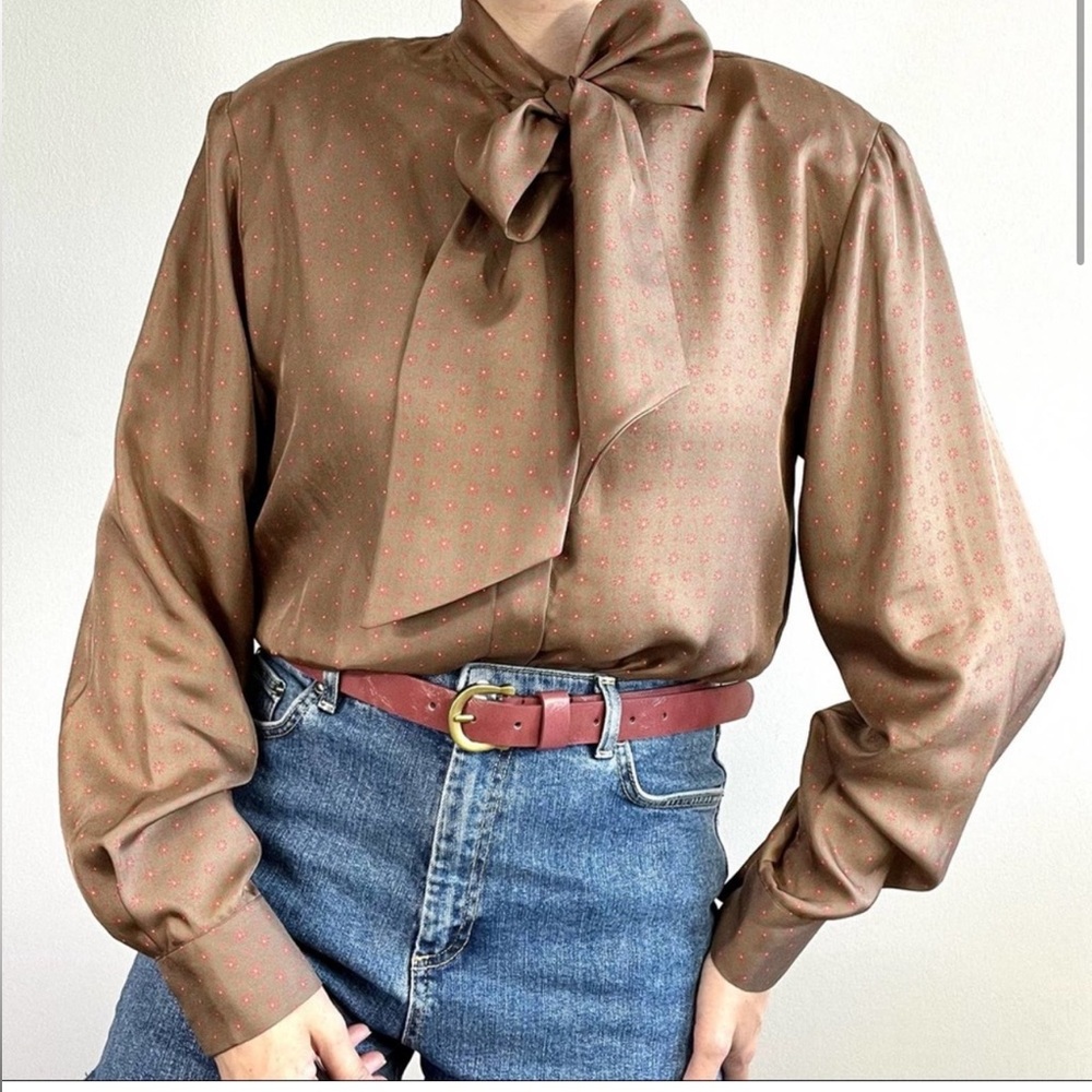 Cassant 💯 Silk gorgeous vintage blouse